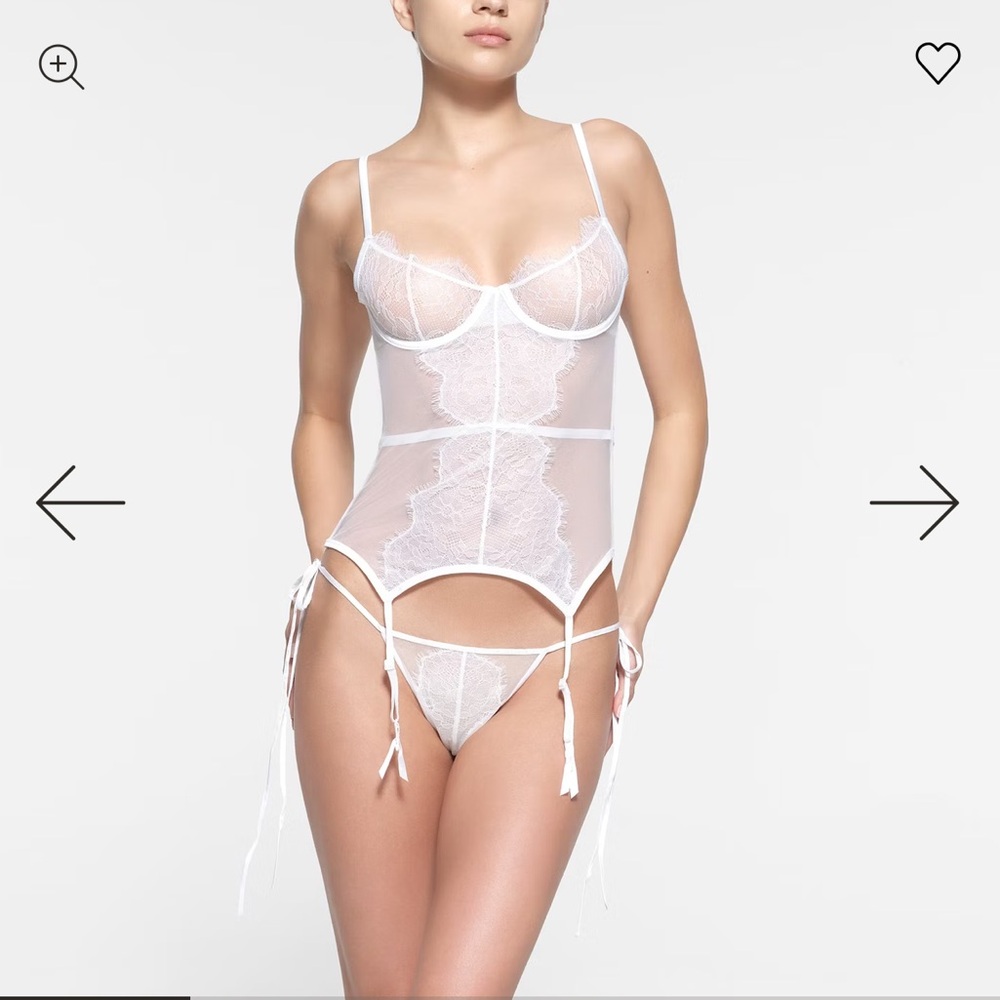 SKIMS After Hours Lace Scoop Corset. Size XS